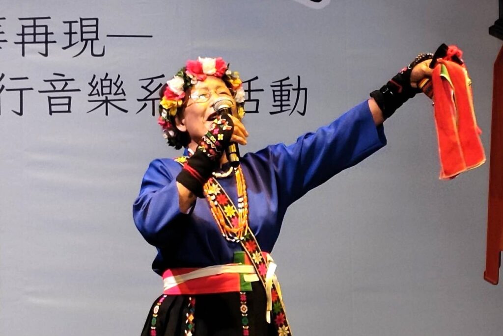 本系列活動演唱會歌手吳花枝演唱《懷念年祭》,贏得滿堂彩。(記者 陳安婷/攝)