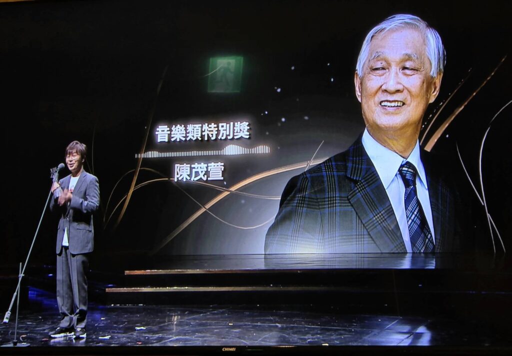 ▲傳藝金曲獎音樂類特別獎得獎人由陳茂萱老師獲得,由陳茂萱兒子陳學毅代表領獎,他感性發言,場面感人。(記者 辛澎祥/攝)