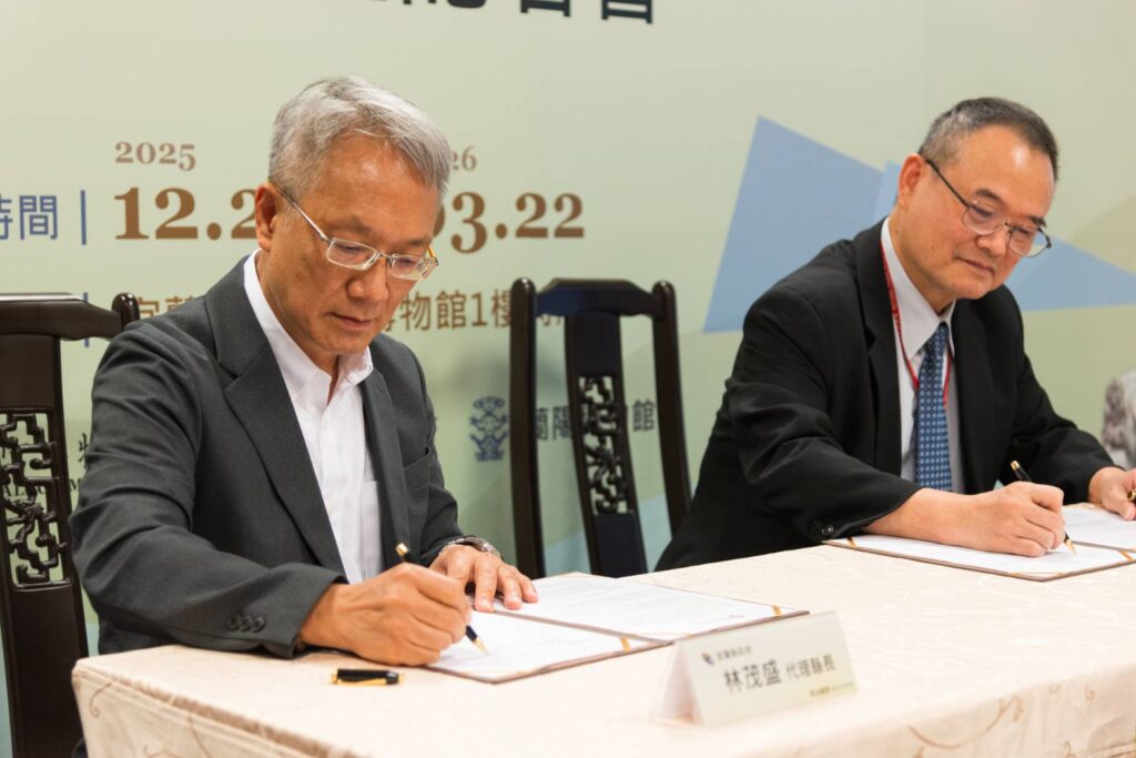 ▲故宮院長蕭宗煌（右）與宜蘭縣政府代理縣長林茂盛簽署國寶古物珍品展出合作書。（圖/故宮 提供）