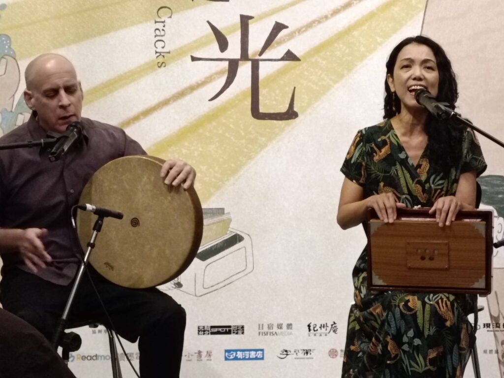 ▲聲動樂團現場演奏吟唱詩人馬萬的詩作選段。（記者 辛澎祥/攝）