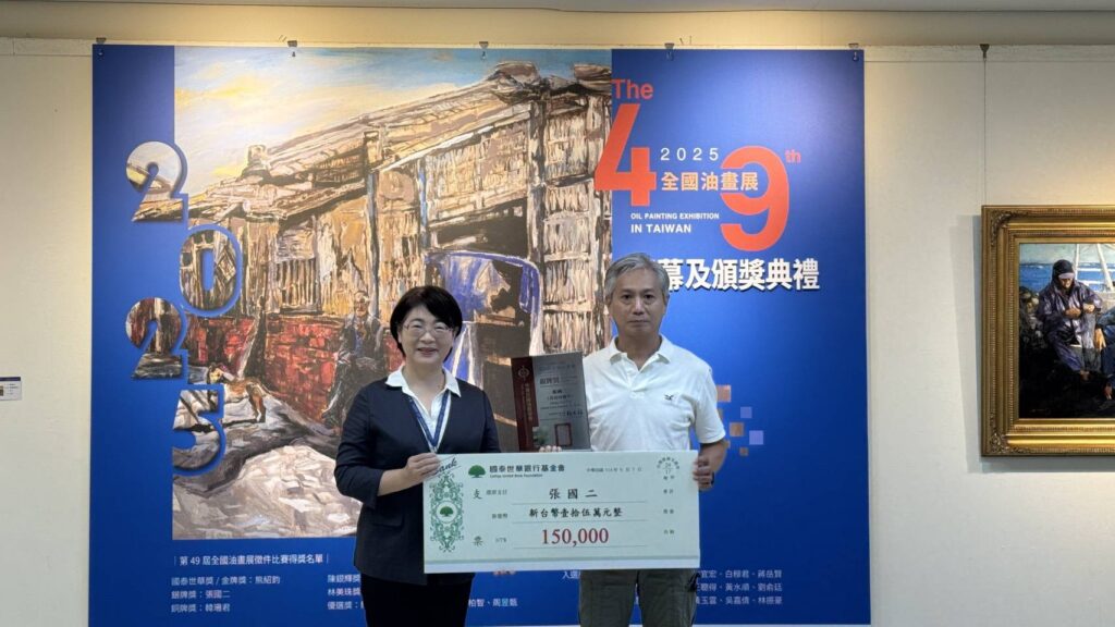 ▲臺中市政府文化局局長陳佳君（左）代表主辦單位頒獎給得獎人，兩人並合影留念。（圖/臺中市政府文化局 提供）