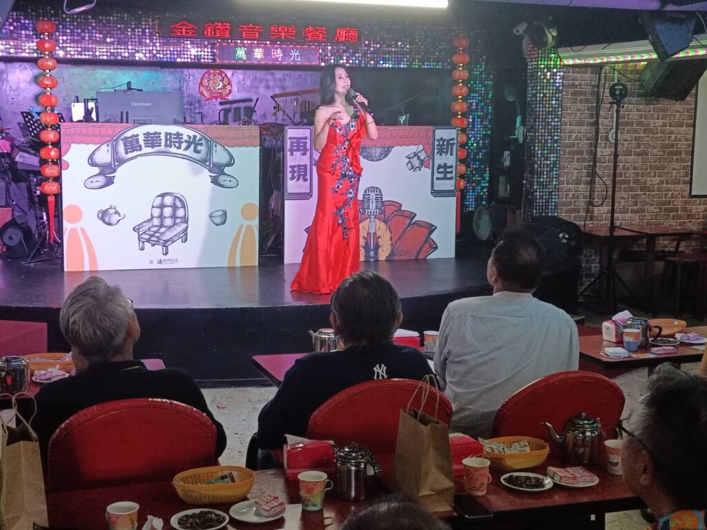 ▲碩果僅存的金鑽音樂餐廳，仍具高人氣。（記者 辛澎祥/攝）