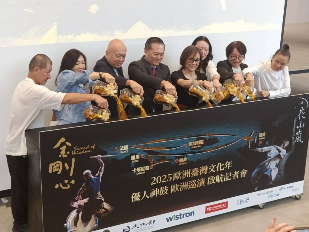 ▲與會貴賓及贊助企業為啟程巡演而辦了個啟動儀式，成為活動高潮。（記者 辛澎祥/攝）