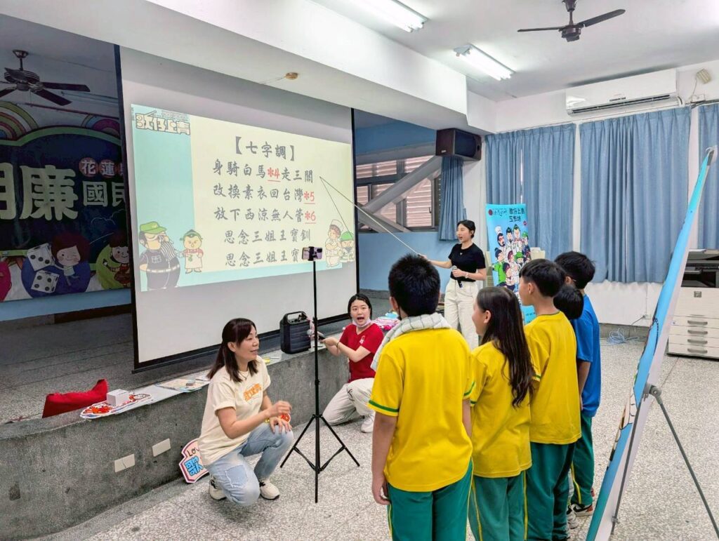 ▲學童們專心學唱歌仔戲,教學老師也樂於教唱,互動融洽。(圖/傳藝中心 提供)