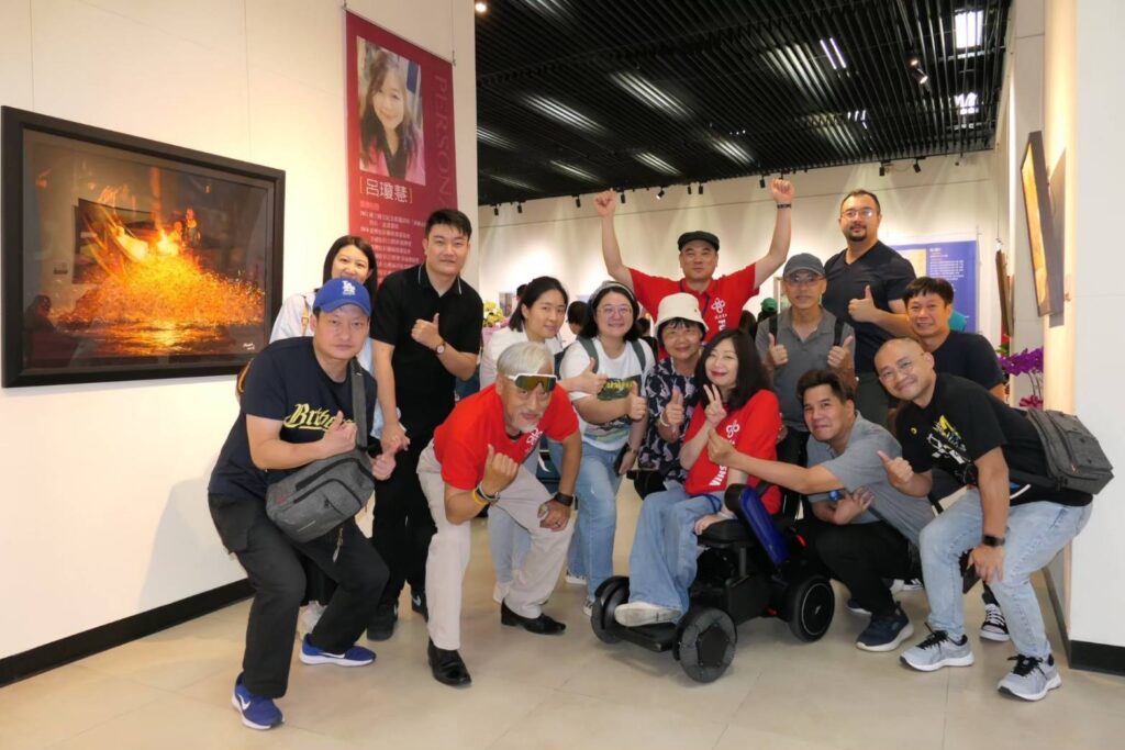 ▲參加聯展時的呂瓊慧(坐輪椅者),開心自在,和藝友們親密互動,開心不已。(圖/呂寶毅 提供)