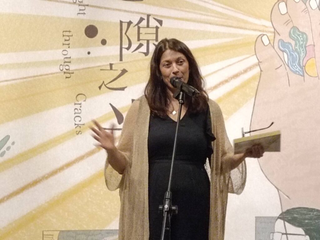 ▲國際詩人柯琳娜歐博阿亞在發佈會上朗讀她的詩，並說明詩的涵意，令人感動。（記者 辛澎祥/攝）