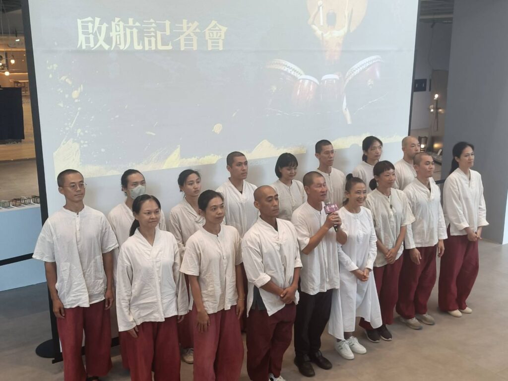 ▲優人神鼓的演出團員們齊聚感性表達對各界的支持，場面熱烈。（記者 辛澎祥/攝）