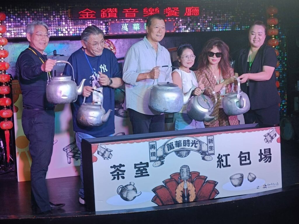 ▲蔡詩萍局長（左三）與萬華地區的地方仕紳貴賓舉行開場儀式。（記者 辛澎祥/攝）