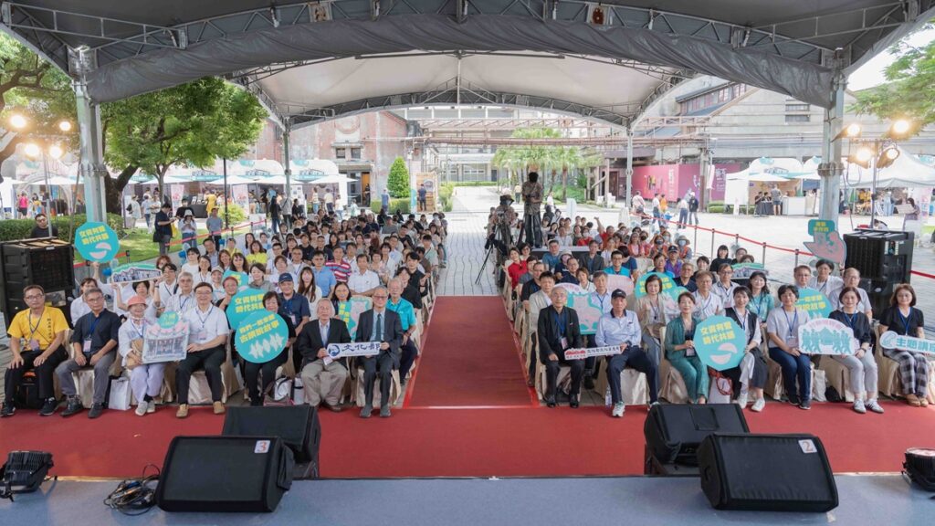 「2025全國古蹟日」於文化部文化資產園區熱鬧展開，與會貴賓一起合影。（圖/文化部提供）