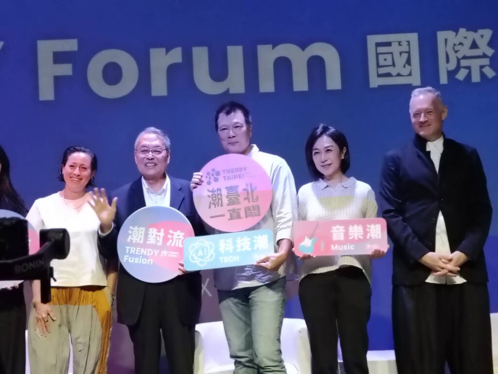 ▲台北市政府文化局局長蔡詩萍（中）與現場對話主談人合影留念。（記者 辛澎祥/攝）