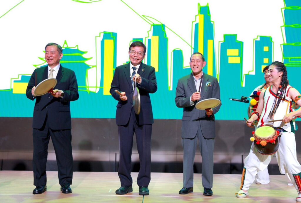 ▲左起為駐韓國台北代表部丘高偉大使、中華郵政公司王國材董事長及國際集郵聯合會(FIP)會長 Prakob Chirakiti 共同敲擊樂器,象徵「臺北2026世界郵展」正式揭開序幕。(圖/中華郵政 提供)