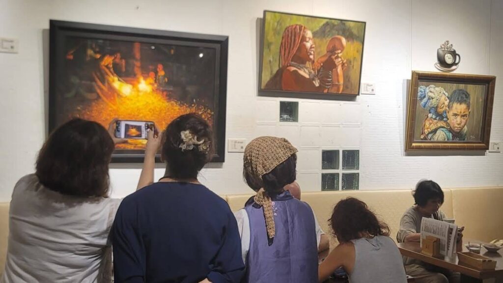 ▲呂瓊慧展覽期間,觀者與藝文界人士踴躍到場觀展賞畫,場面熱烈。(圖/呂寶毅 提供)