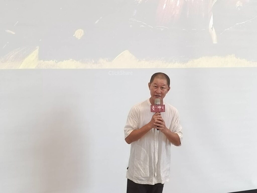 ▲優人神鼓總監黃誌群說明這趟歐洲巡演的意義與所帶來的影響，令人感動。（記者 辛澎祥/攝）