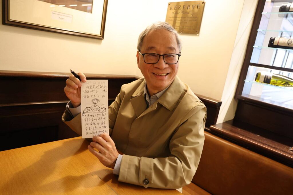 ▲文化部長李遠坐在捷克前總統哈維爾的辦公室桌椅上。(圖/文化部 提供)