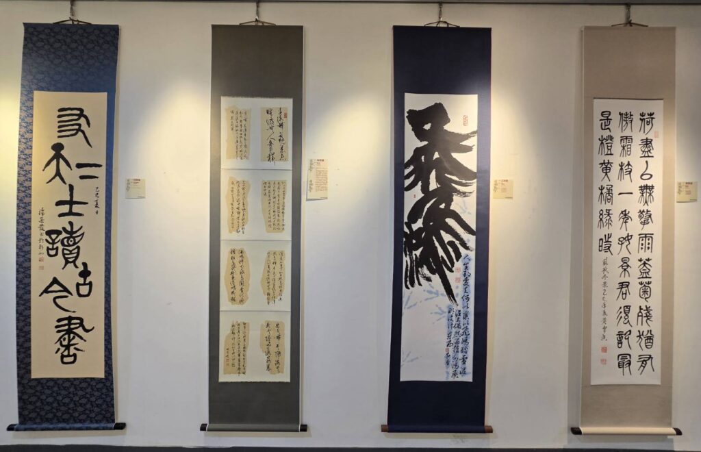 ▲展出的會員作品，各體兼備，在傳統書體作品中賦予創新格局，讓人眼界大開。（記者 詹佳綺/攝）