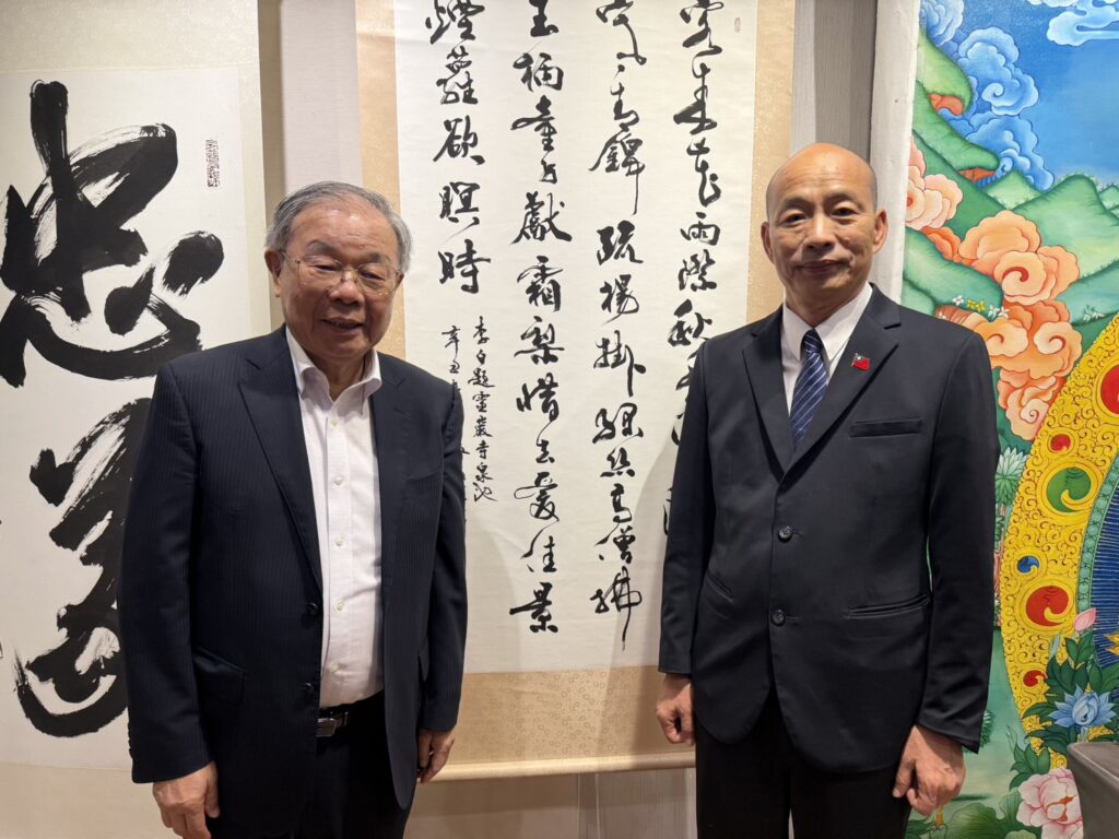 ▲演講會後，張炳煌教授（左）的老友立法院長韓國瑜特別到場觀賞兩岸藝術名家邀請展所展出作品，兩人開心合影留念。（圖/張炳煌 提供）