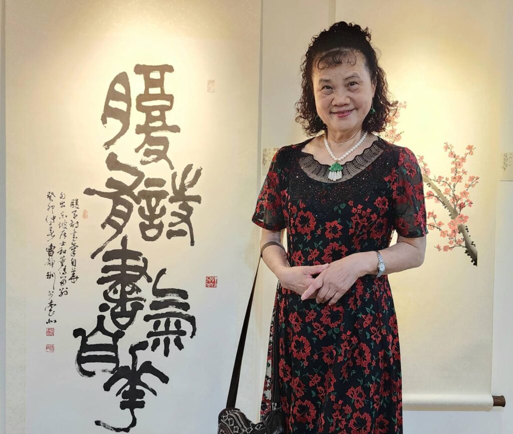 ▲臺北市東粉堂書畫會理事長也是知名女書法家的曹靜琍老師，以書寫蘇東坡詩詞「腹有詩書氣自華」為展覽主題，備享正面評價。（記者 詹佳綺/攝）