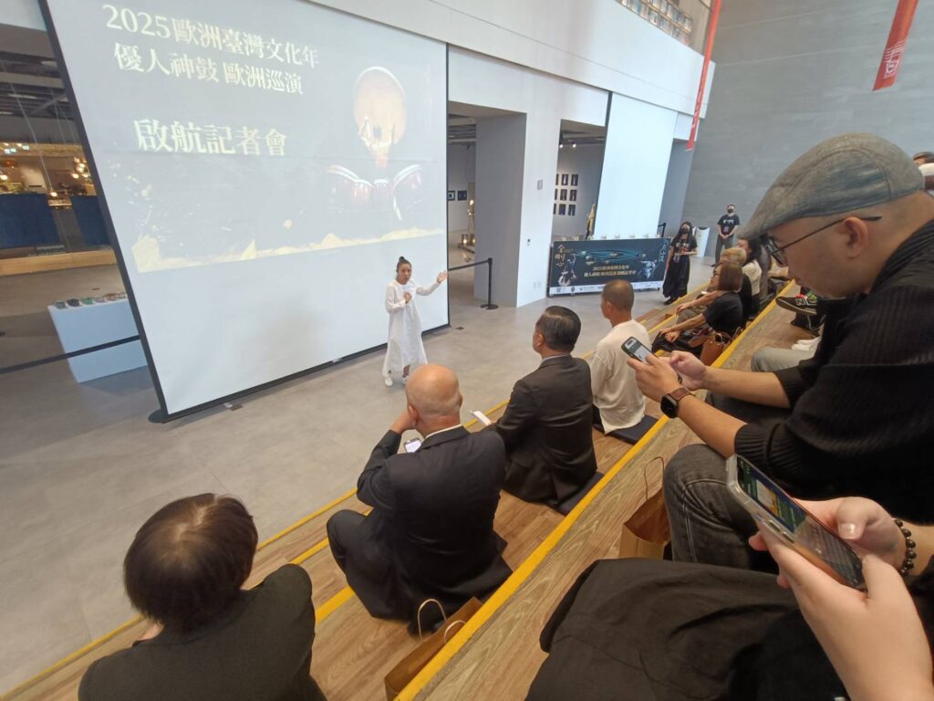 ▲優人神鼓創辦人劉若瑀致詞時表達對政府部會與企業的支持，讓演出能順利進行，帶領歐洲友人認識臺灣文化。（記者 辛澎祥/攝）