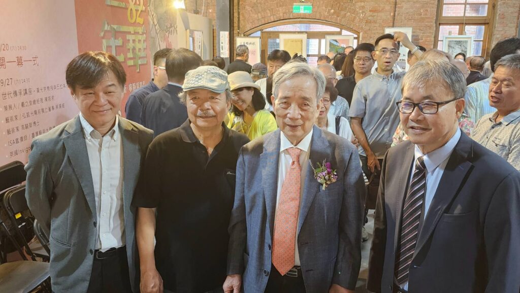 ▲與會的藝術家教授黃智陽(左起)程代勒、黃光男與鄭英耀部長,難得的在一起合影留念。(記者 辛澎祥/攝)