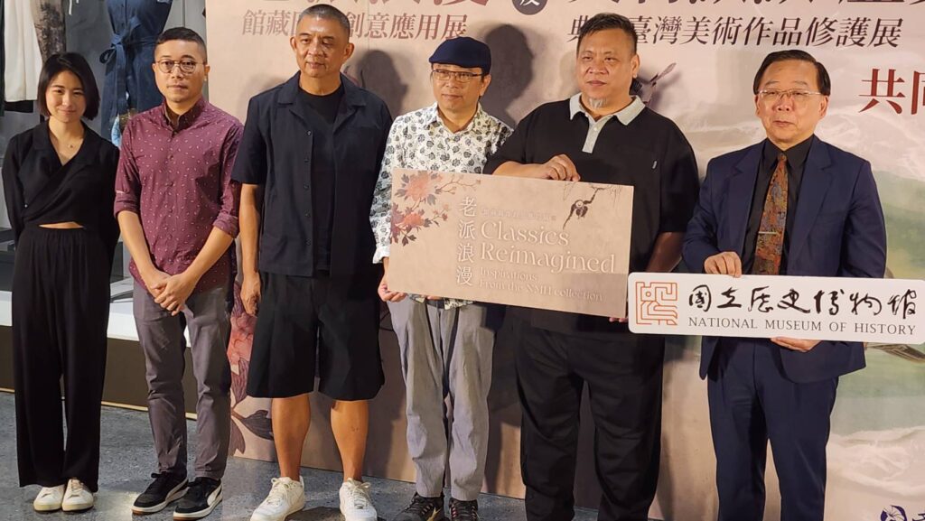 ▲洪世佑館長（右一）與參展的藝術家們合影，並期待民眾進館觀展時能在藝術珍寶中得到養份。（記者 辛澎祥/攝）