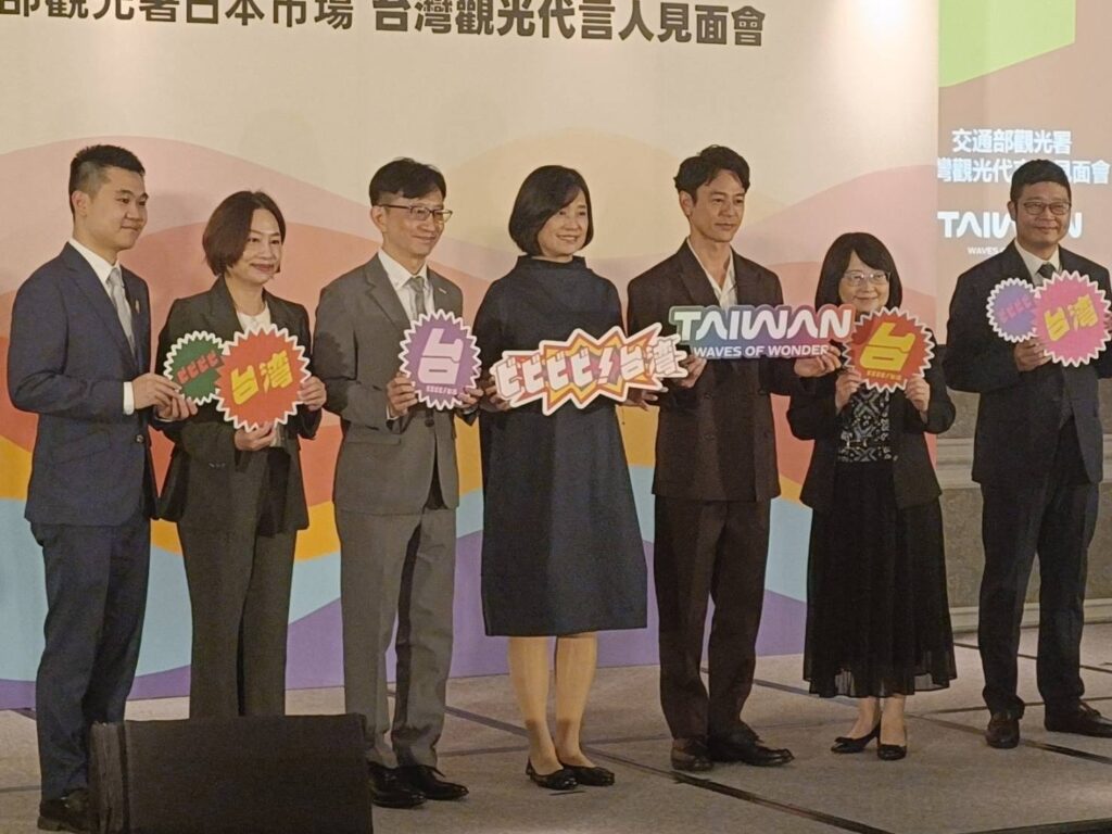 ▲妻夫木聰（右三）與觀光署團隊合影留念。（記者 辛澎祥/攝）