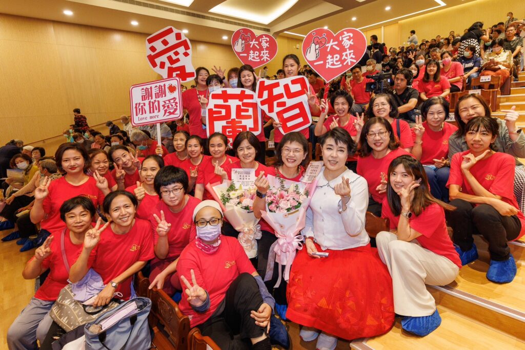 ▲簡文秀和觀眾席上的團體「蘭智社會福利基金會」及民眾開心合影留念。（記者 辛澎祥/攝）