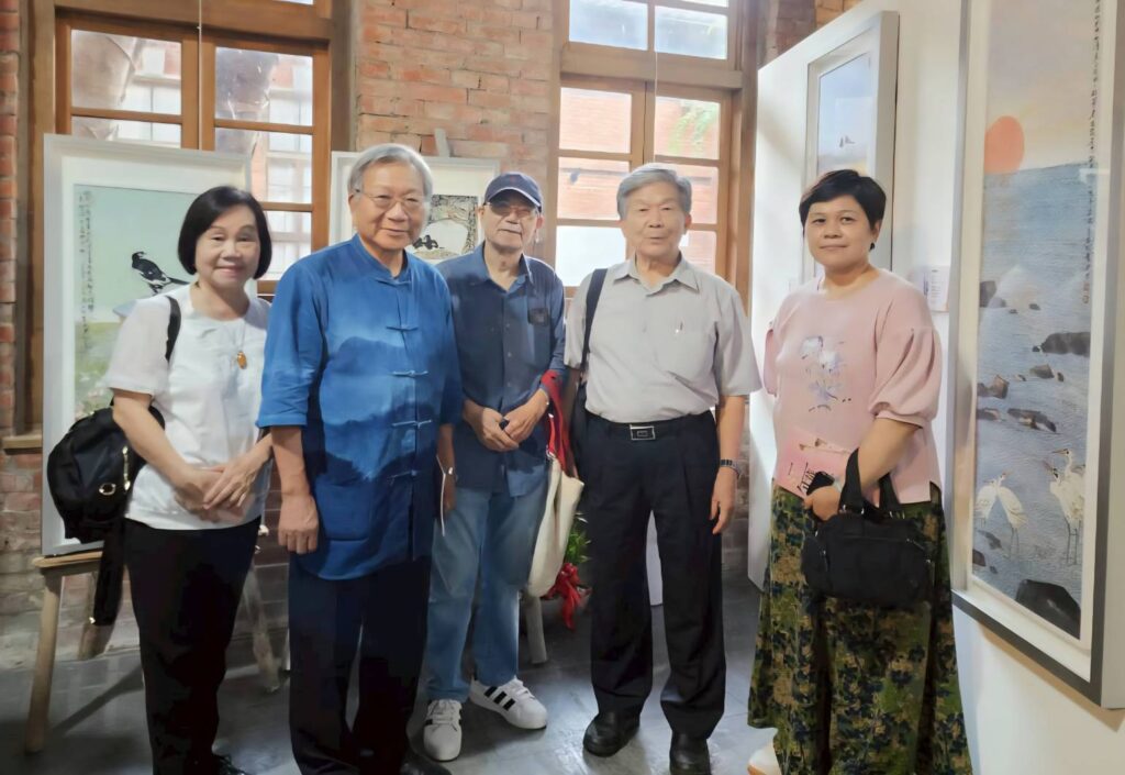 ▲出席黃光男教授82個展開幕式的知名學者藝術家林永發教授(左二起)施春茂教授與羅振賢教授,開心的在展場合影留念。(圖/ 林永發提供)