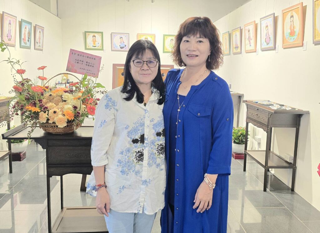 ▲常年擔任樂福育幼院志工的Sophia（右）與桃園市樂福社會福利基金會執行長吳美蘭在展場合影留念，兩人的深篤情誼可見一班。（記者 詹佳綺/攝）
