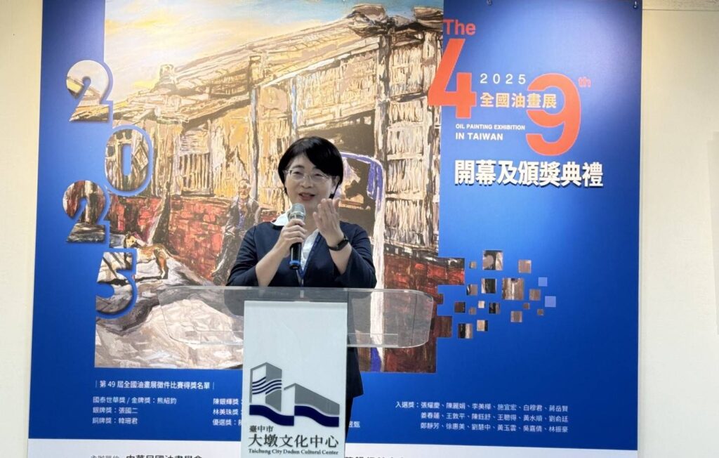 ▲臺中市政府文化局局長陳佳君致詞時表達對參展藝術家到台中展覽的道賀與推崇之意。（圖/臺中市文化局 提供）