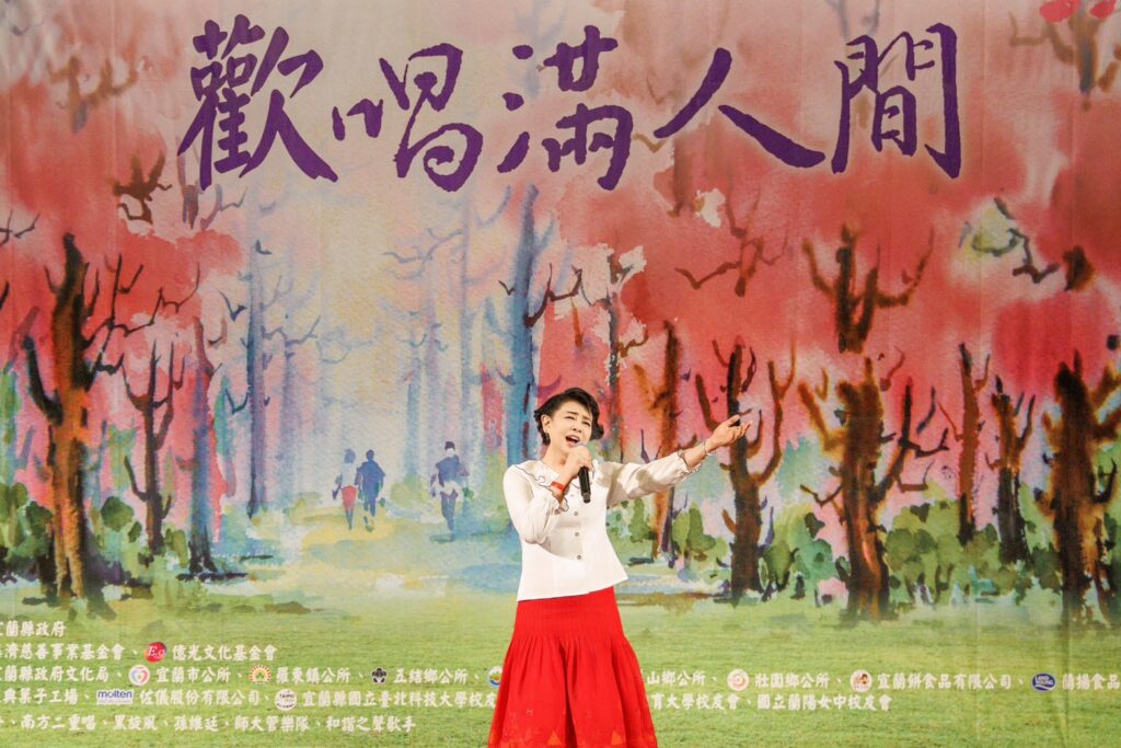 ▲簡文秀演唱多首膾炙人口的歌曲，不僅帶來歡樂，更能傳達祈福與撫慰人心的目地。（記者 辛澎祥/攝）
