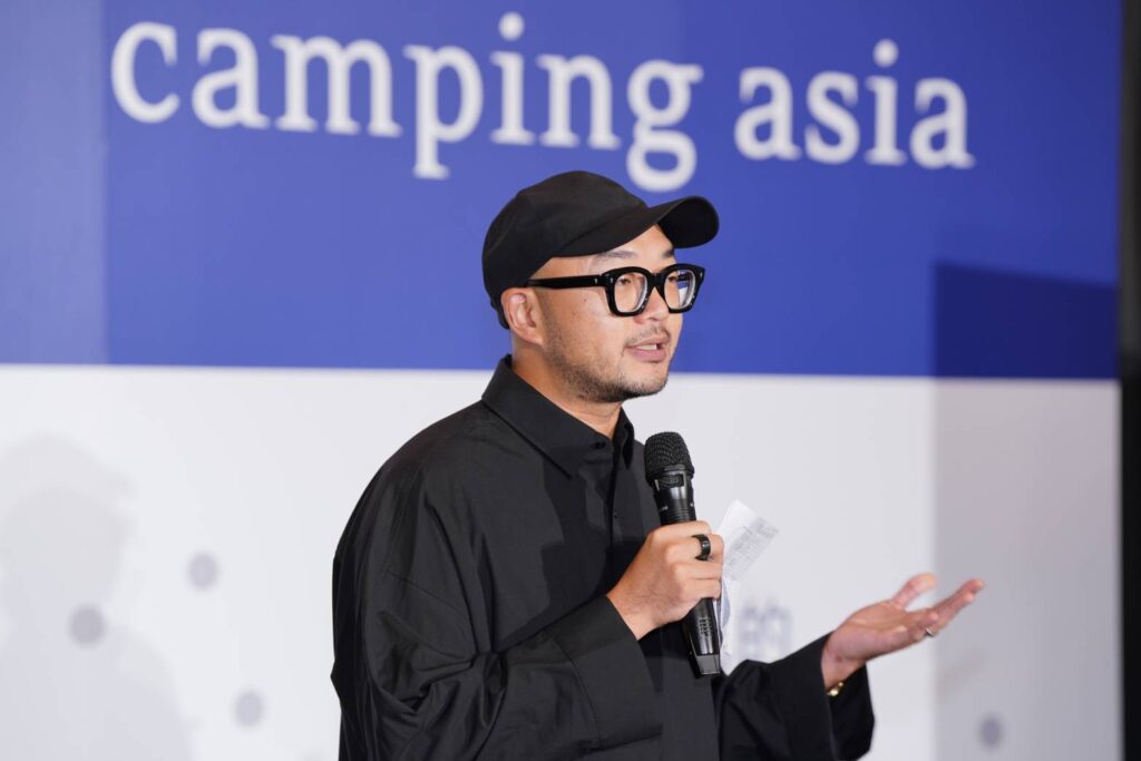 ▲策展人林人中以影片搭配說明,呈現Camping Asia的推廣功能,籲請民眾踴躍參與。(記者 辛澎祥/攝)