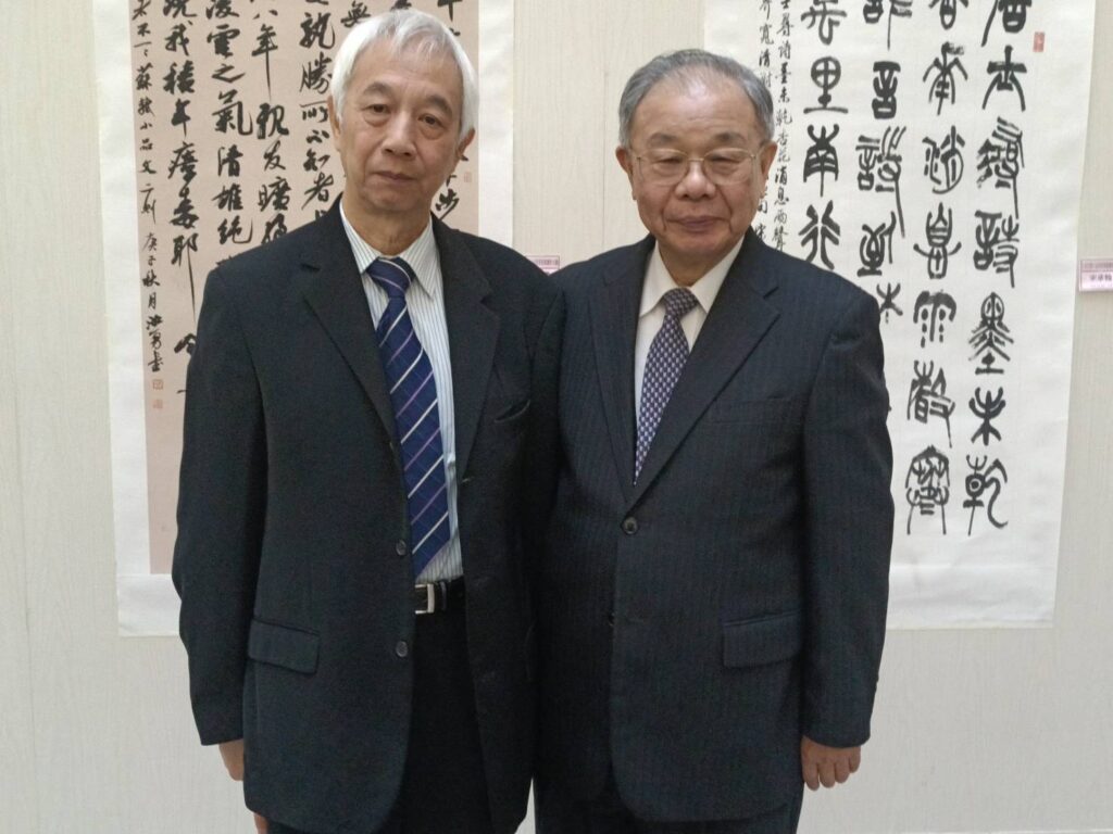 ▲香港知名的書畫文物收藏家暨香港漢榮書局董事長石漢基（左）與書法家張炳煌教授有多年深篤情誼，在兩岸文化交流與培育書藝人才上皆有極大的心力付出，備受關注與讚譽。（記者 辛澎祥/攝）