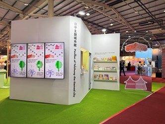 台中主題城市館以《從林開始:書頁裡的奇幻旅程》為題,吸引許多小朋友排隊參與。(圖/文化局提供)