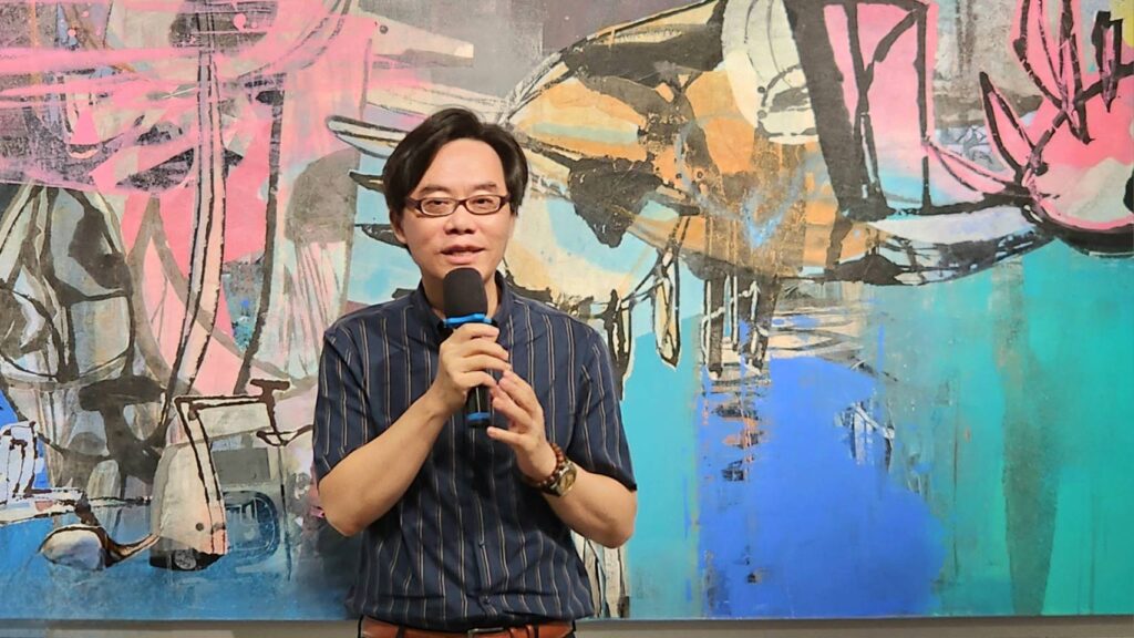 ▲師大美術系教授白適銘從郭博州院長的個展作品中，敘述他在臺美兩地創作環境差異而畫風轉變與融合的過程及特質，導引大家用心體悟畫境的意涵。（記者 詹佳綺/攝）