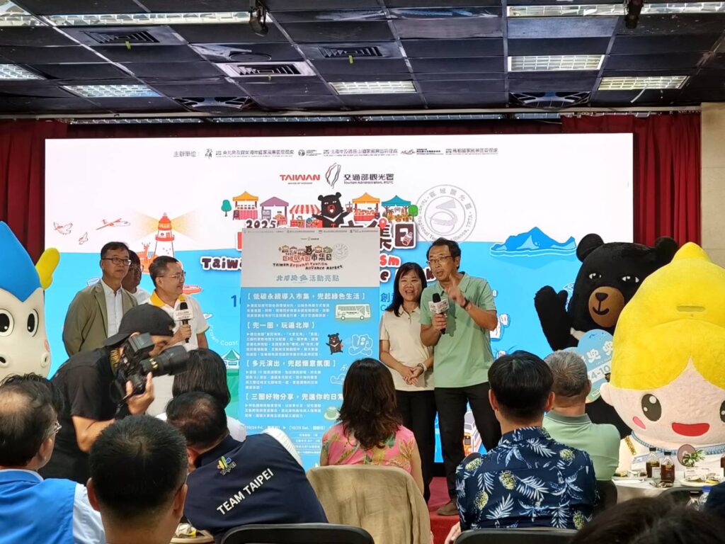 ▲觀光署馬祖風管處處長洪志光（右一）大力行銷與推廣旅遊馬祖的特色，並導引大家認識馬祖的生態文化。（記者 辛澎祥/攝）