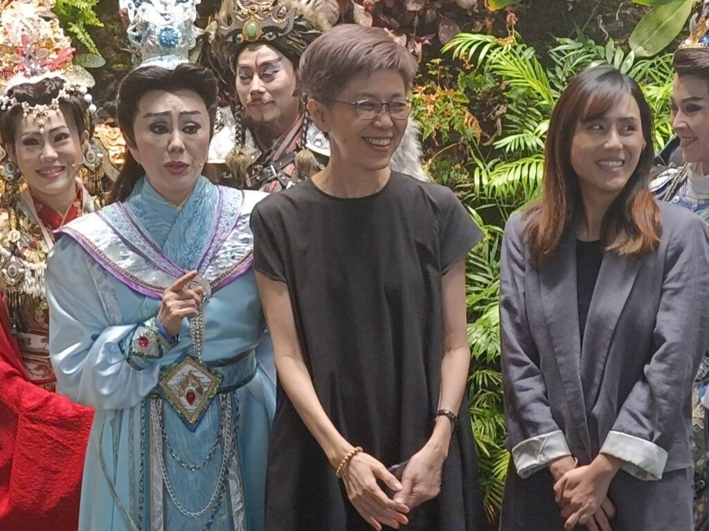 ▲兩廳院藝術總監劉怡汝（中）與明華園歌仔戲團演員們開心互動，場面輕鬆融洽。（記者 辛澎祥/攝）