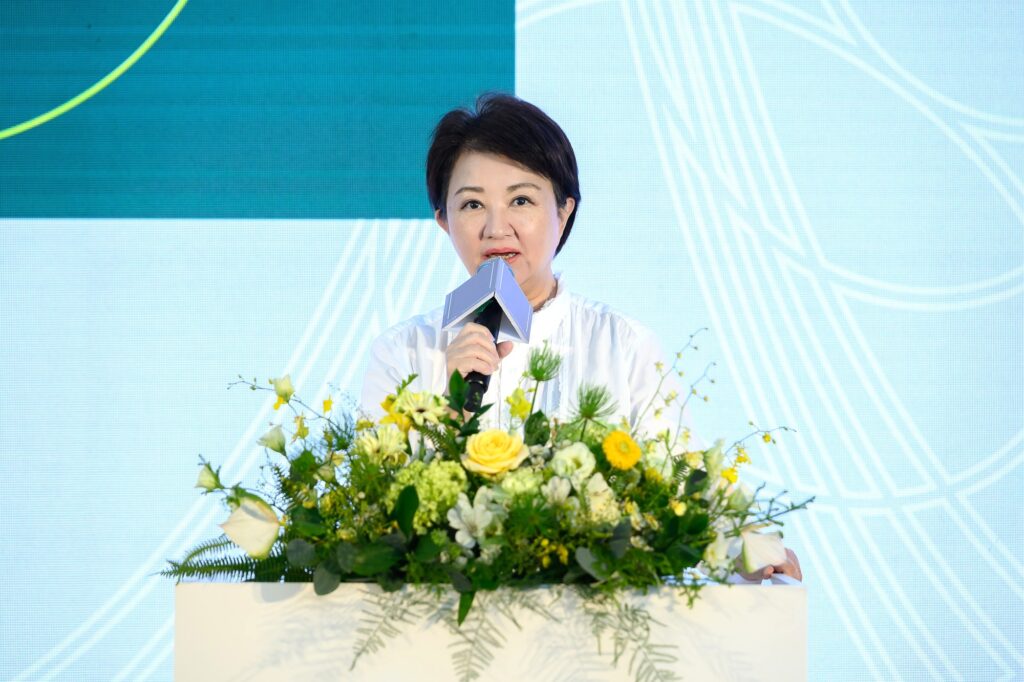 盧市長致詞感謝建築師妹島和世與西澤立衛,還有共同設計的劉培森建築師,打造出綠美圖,成為市民的驕傲。(圖/文化局提供)