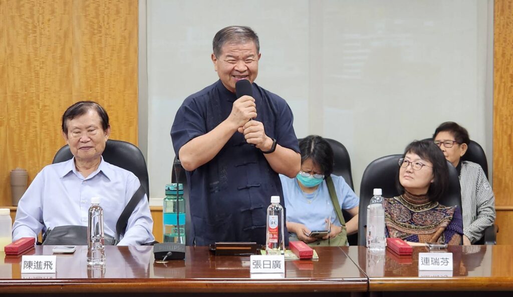 ▲桃園市書法教學研究會榮譽理事長張日廣，致詞時肯定曹靜琍理事長在詩書畫領域的卓然成就，樹立了書畫界一個正向的領導典範。（記者 詹佳綺/攝）