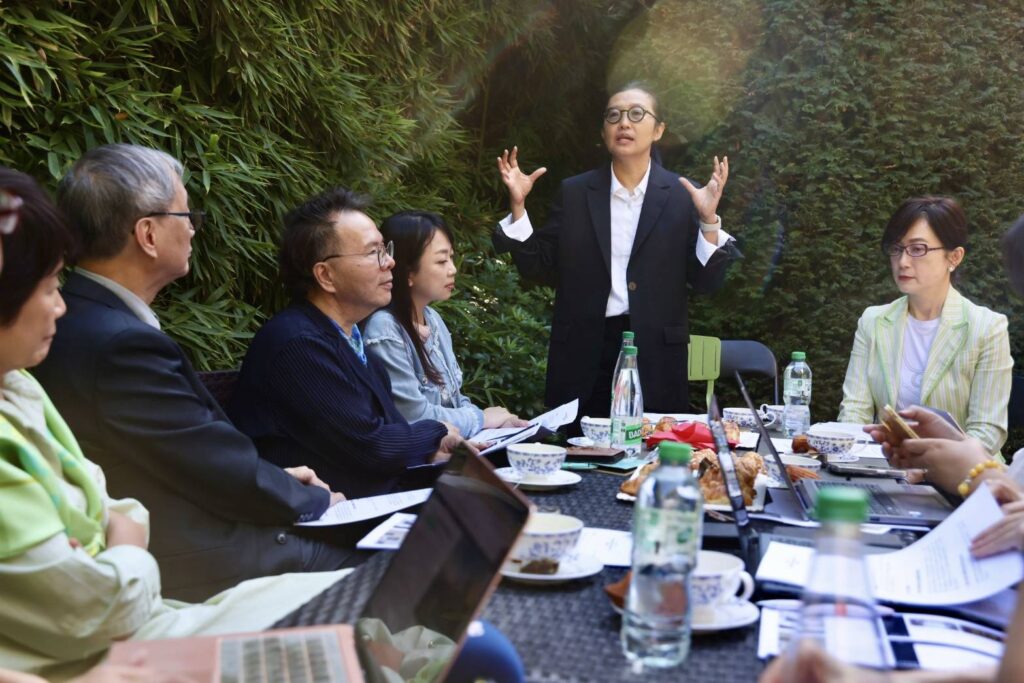 ▲文化部長李遠訪法，聽取駐法國臺灣文化中心主任胡晴舫做業務簡報。（圖/文化部 提供）