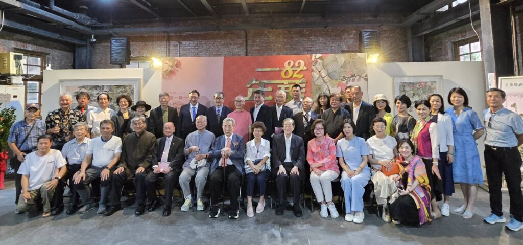 ▲出席黃光男82個展的教育與藝文界人士齊聚一堂,以大合照留下歷史見證這美好的一刻。(記者 辛澎祥/攝)