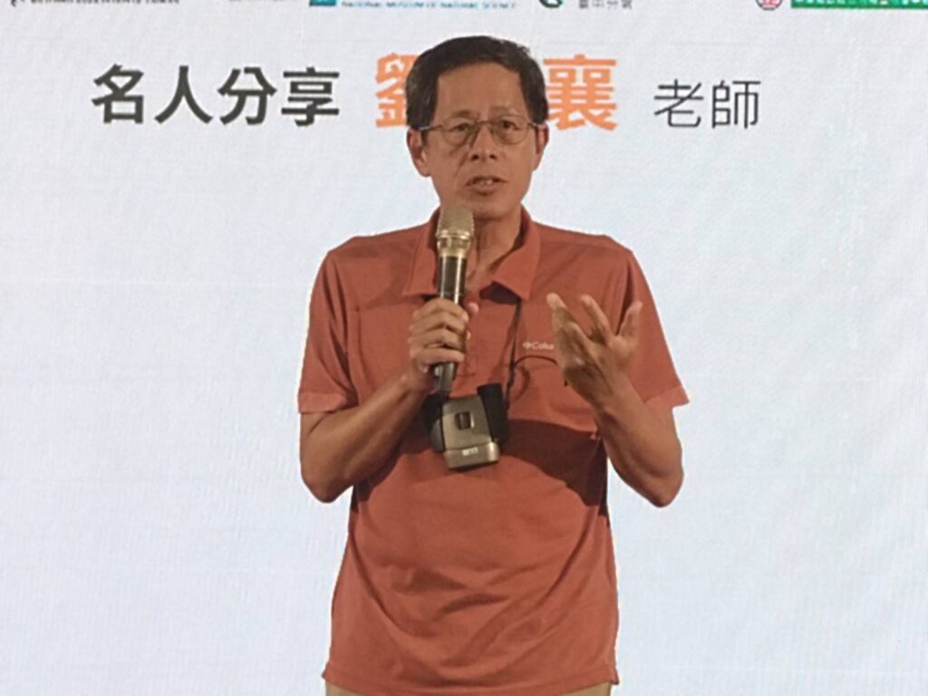 ▲賞鳥專家劉克襄說明望遠鏡所帶來的生命樂趣，對於外出帶著望遠鏡的人也一定不是壞人。（記者 辛澎祥/攝）