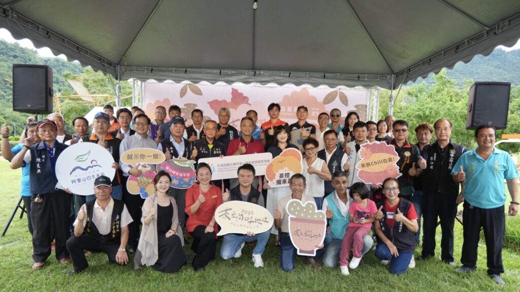 ▲出席活動的主協辦方與參加貴賓開心合影留念。（圖/觀光署阿里山風管處 提供）