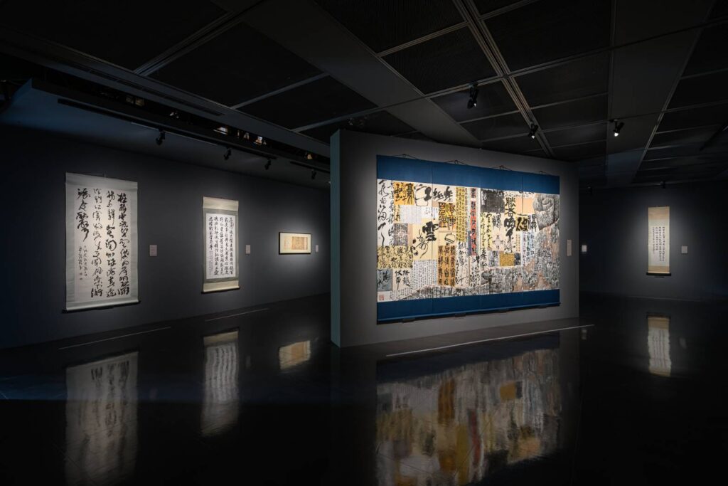 ▲現場展出傳統與創新交錯的書藝作品。(圖/桃園市文化局 提供)