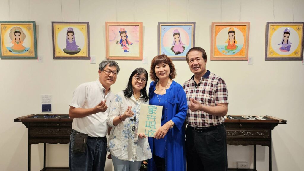 ▲開幕第一天即湧入許多親朋好友前來道賀，曾家卉老師Sophia（右二）顯得相當開心。（記者 詹佳綺/攝）