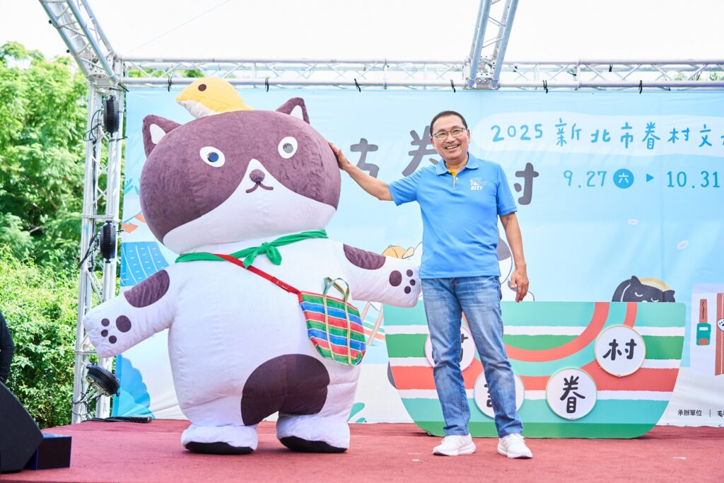 新北市長侯友宜與超萌貓咪合影。（圖/文化局提供）