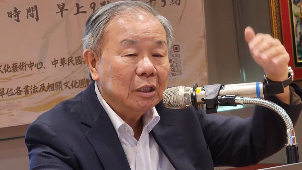▲知名書法家張炳煌教授，在嘎檔文化節展期間主辦一場書法講座，受到與會書畫界人士廣泛的迴響。（記者 辛澎祥/攝）