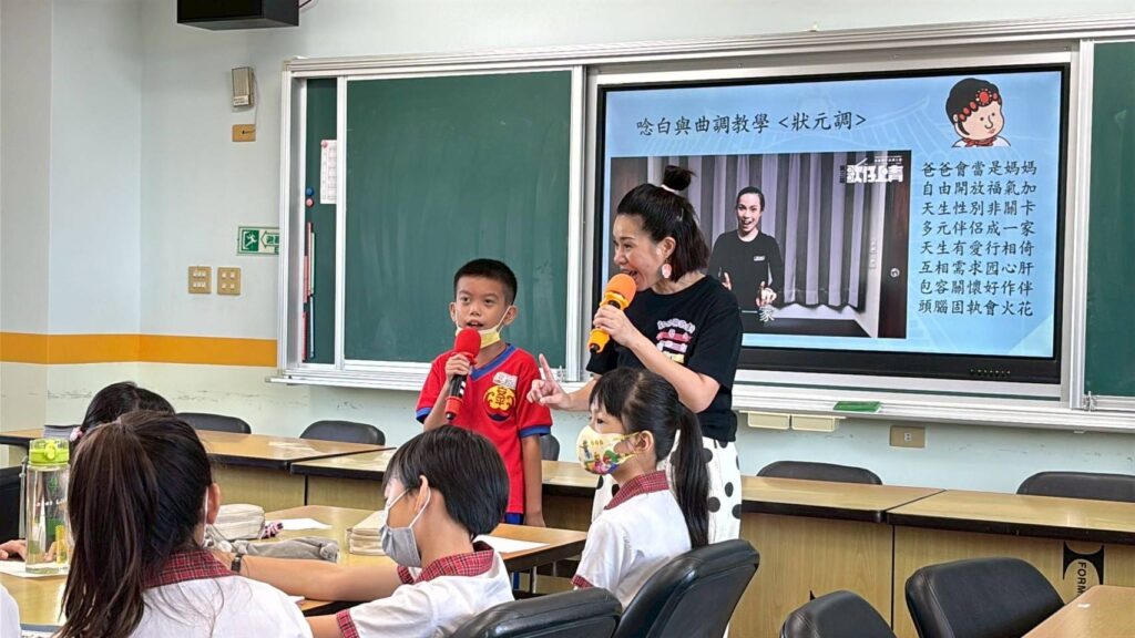 ▲老師們教唱歌仔戲,學生們興致高昂。(圖/傳藝中心 提供)