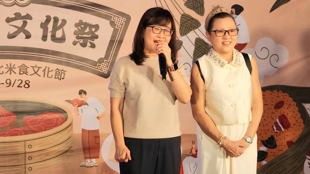 ▲臺北市副市長林弈華(左)與陳穎慧里長公私情誼深篤,對具有歷史的大橋頭米食文化節給予正面支持與肯定。(記者 辛澎祥/攝)