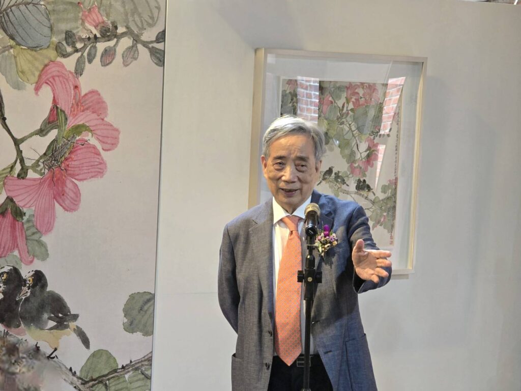 ▲黃光男教授在開幕式上仍以他慣用的風趣幽默來說明他的創作心境,對來自全省的師友與藝術界朋友的蒞臨表達感謝,好心情一直寫在臉上。(記者 辛澎祥/攝)