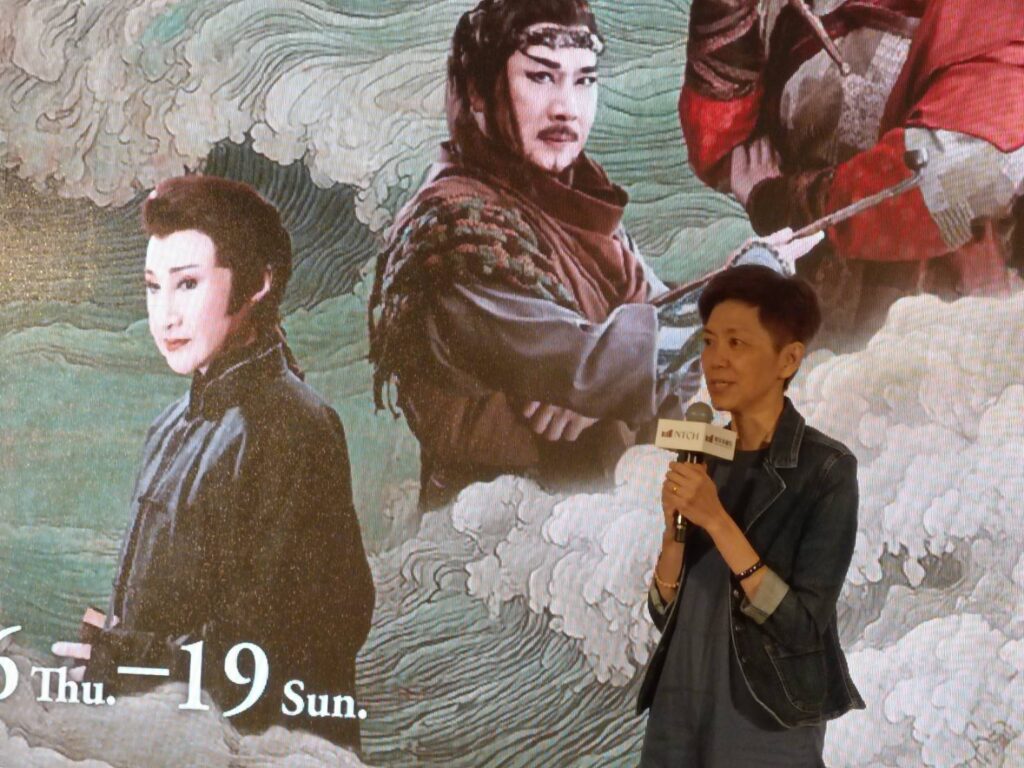 ▲兩廳院藝術總監劉怡汝致詞時說明與唐美雲戲劇團合作的過程與新戲演出的期待。（記者 辛澎祥/攝）